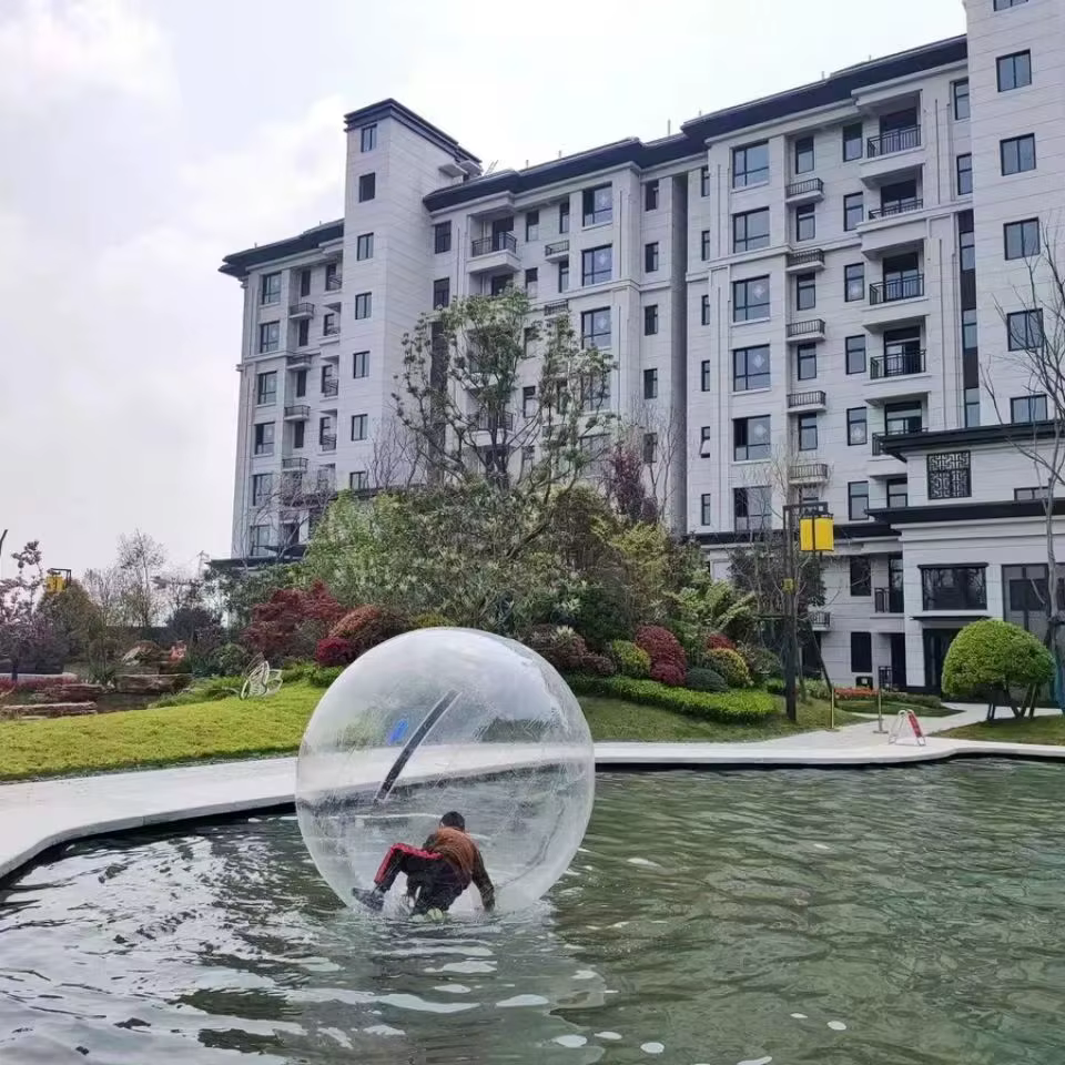 Roue gonflable bleue personnalisée de rouleau de marche d'eau pour des parcs aquatiques