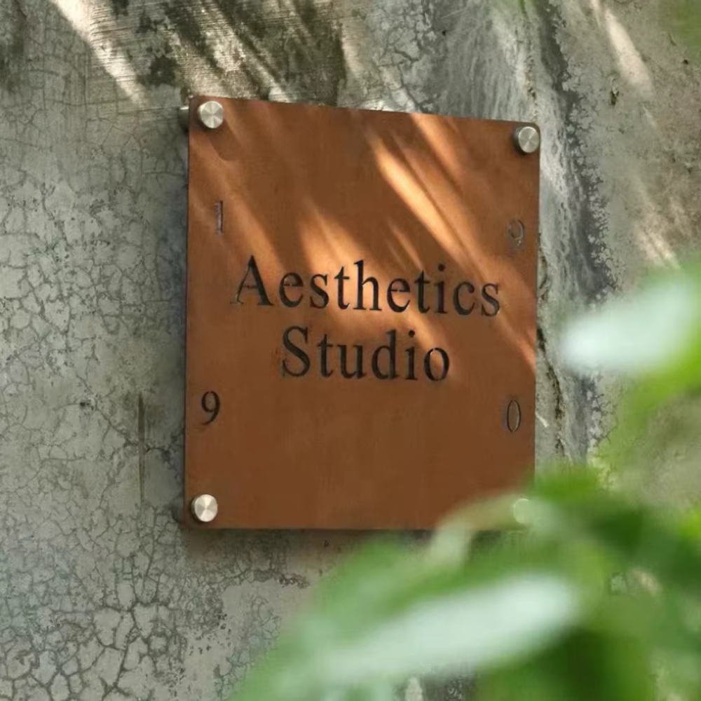Plaque de porte de studio moderne en acier Corten avec texte et chiffres découpés au laser sur mesur