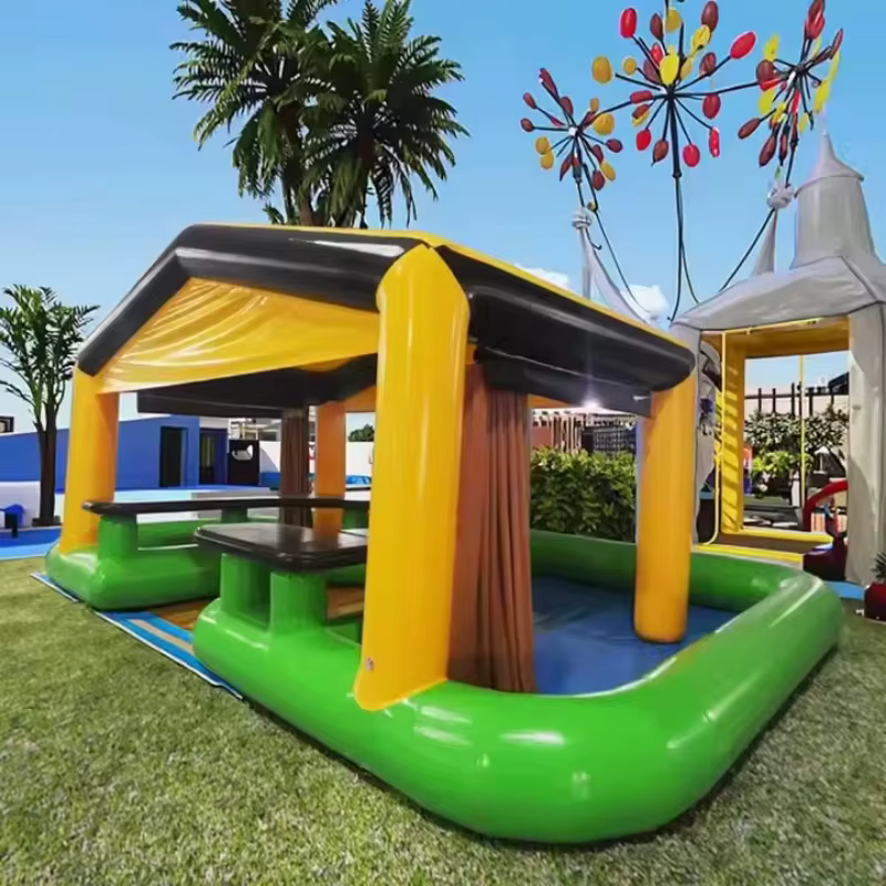 Piscine gonflable d'eau amusante d'été, bar de fête dans le jardin