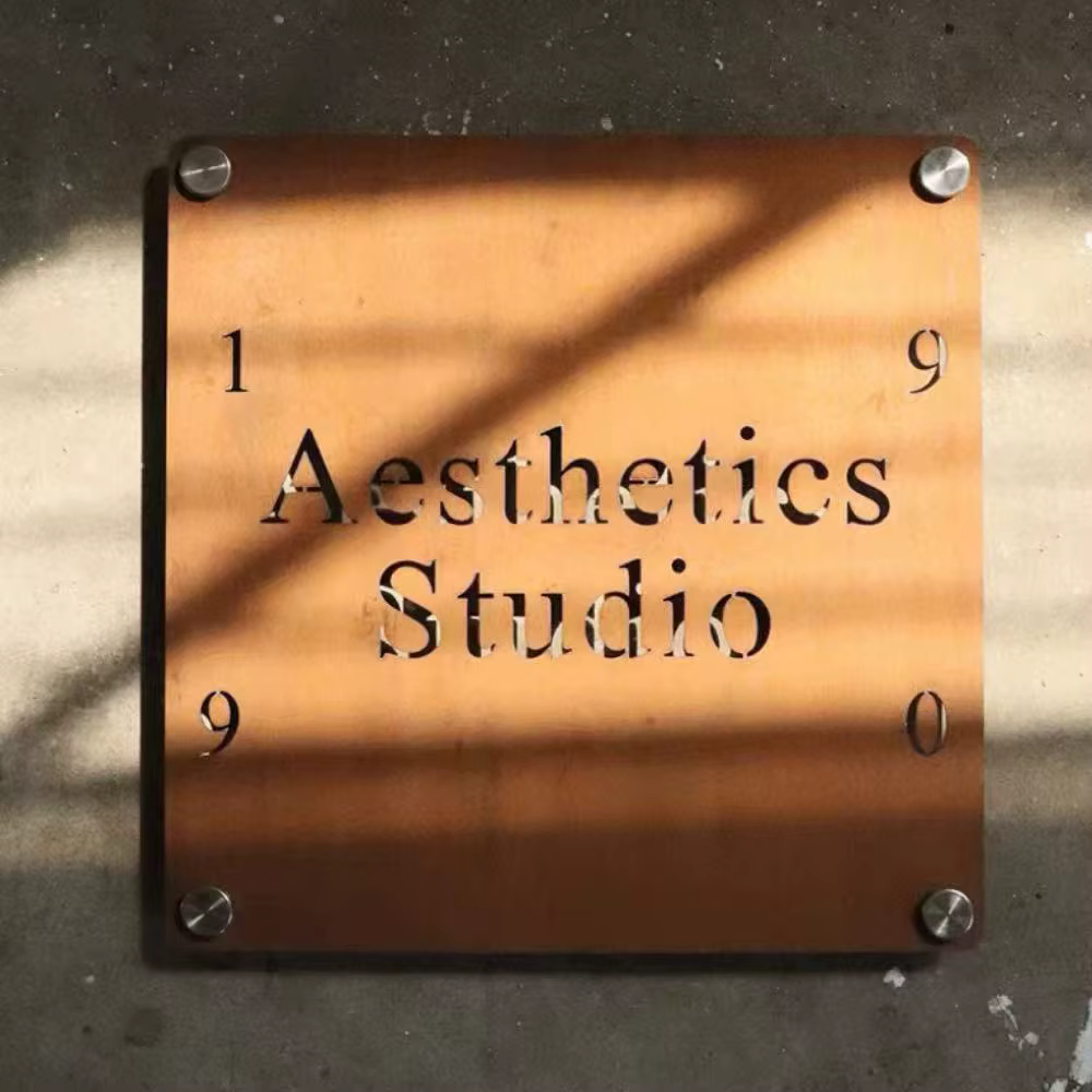 Plaque de porte de studio moderne en acier Corten avec texte et chiffres découpés au laser sur mesure, vis de fixation étanches pour usage extérieur