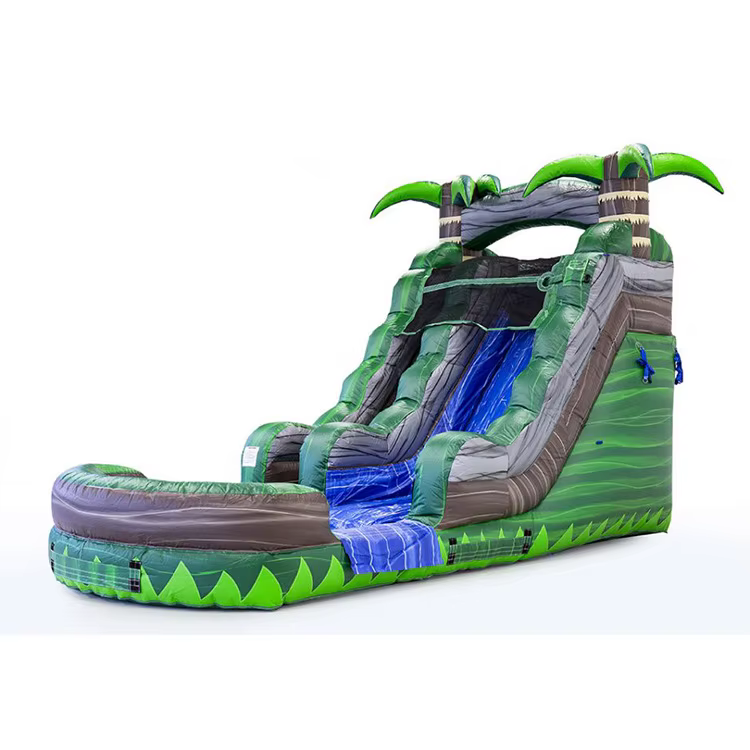 Grand toboggan aquatique gonflable vert avec piscine