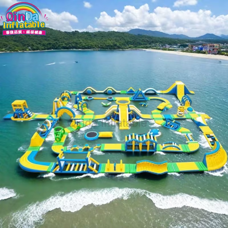 Parc aquatique flottant gonflable personnalisé