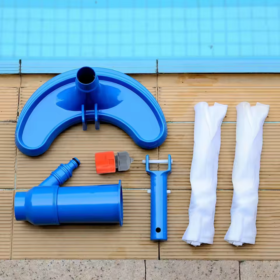 Aspirateur de piscine portable en forme de croissant bleu