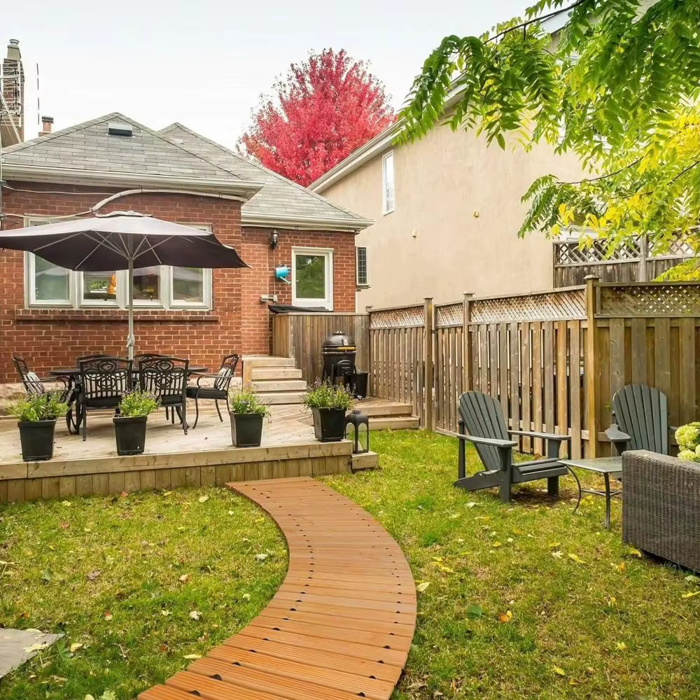 Allée de jardin en bois courbée antidérapante