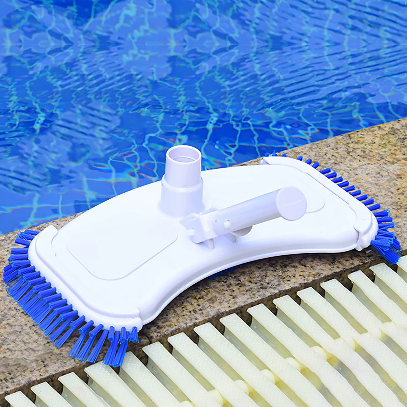 Aspirateur incurvé pour piscine