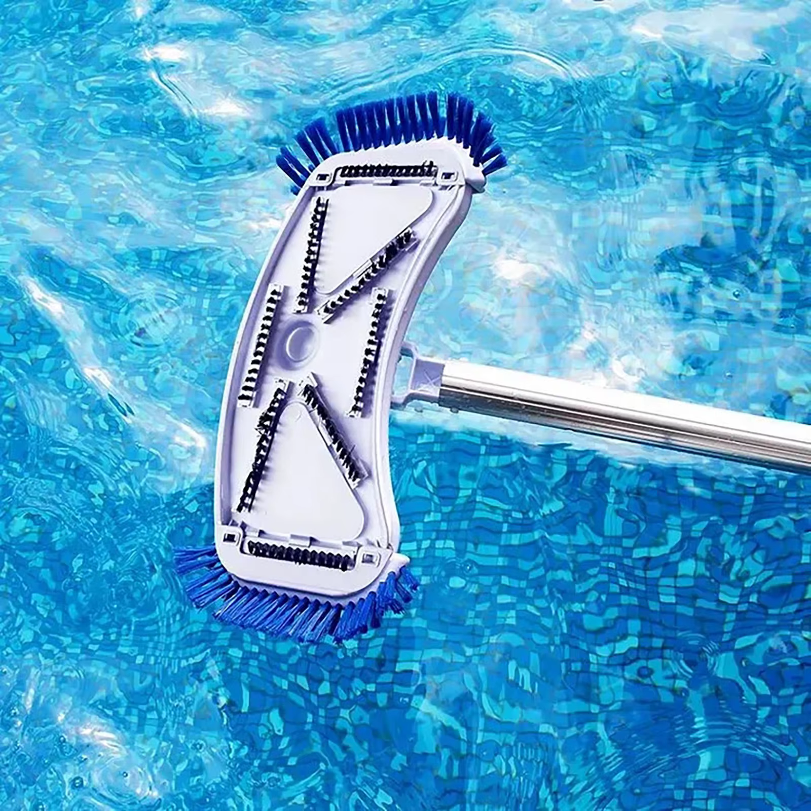 Aspirateur incurvé pour piscine