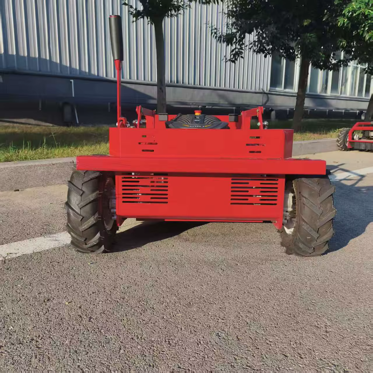 Robot tondeuse à gazon efficace sans fil, anti-accroc, CE/EU5/EPA 1500 ㎡ /h 600MM 5KM/H 45 ° Personnalisation possible, réglage de la hauteur