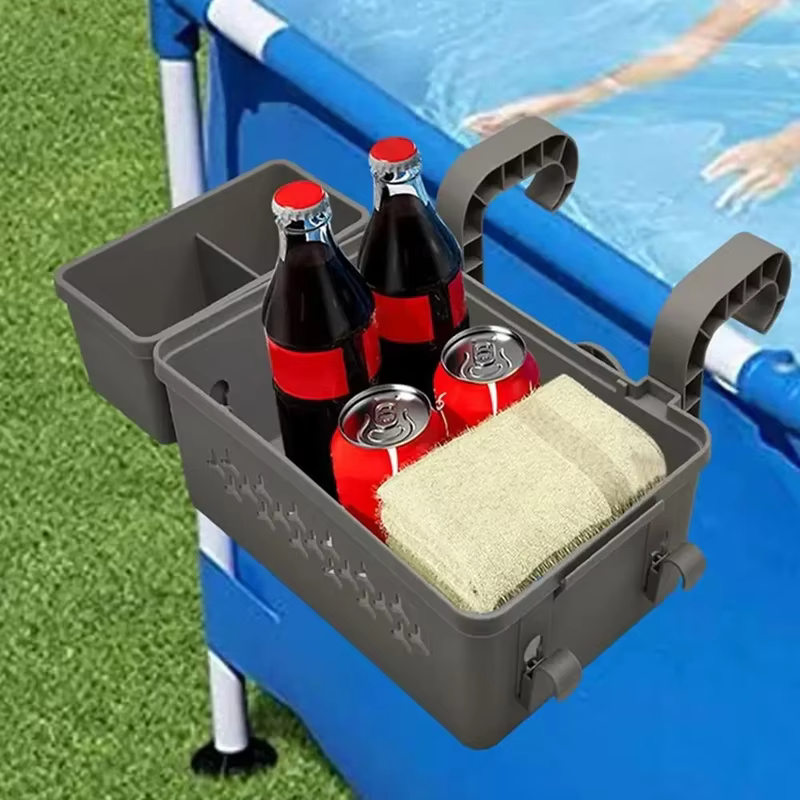 Paniers de rangement au bord de la piscine avec porte-gobelets