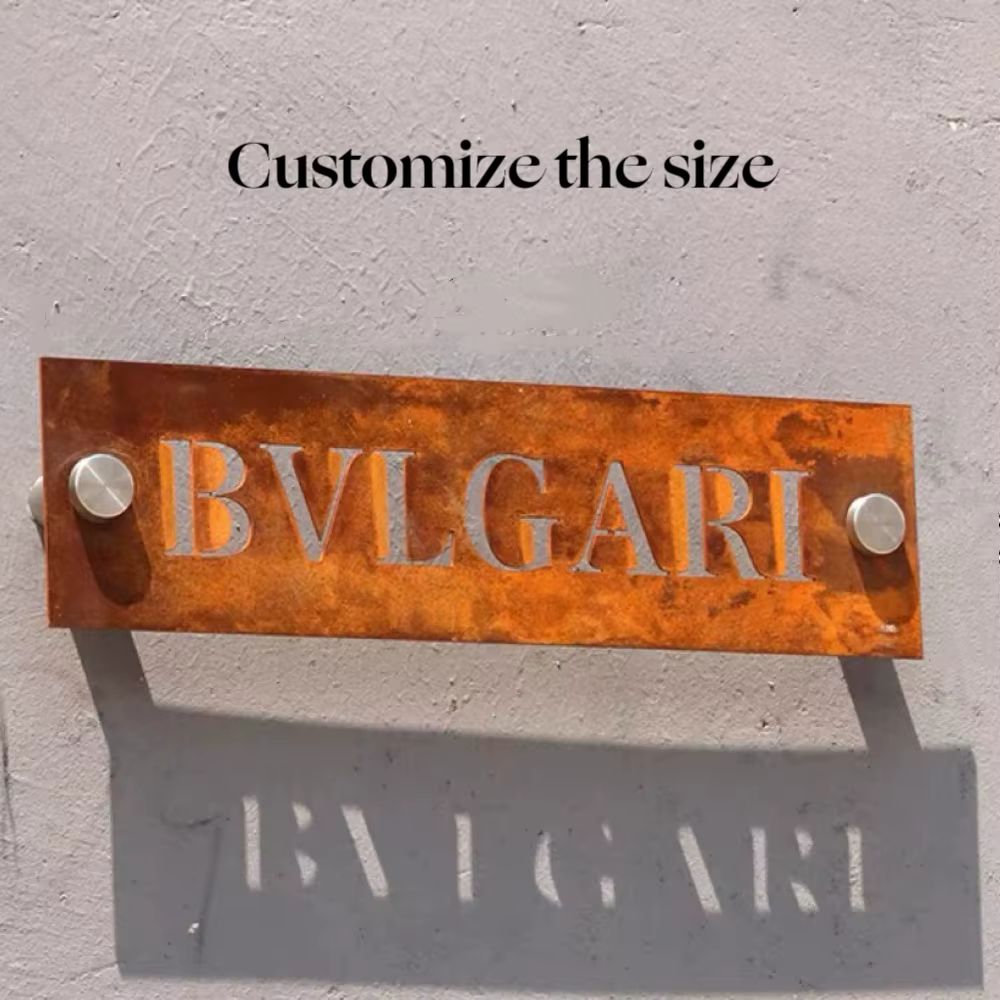 Plaque de porte de studio moderne en acier Corten avec texte et chiffres découpés au laser sur mesure, vis de fixation étanches pour usage extérieur