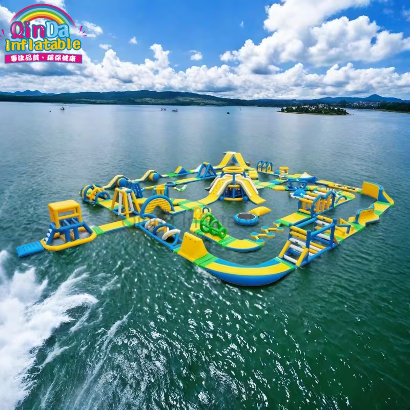 Parc aquatique flottant gonflable personnalisé