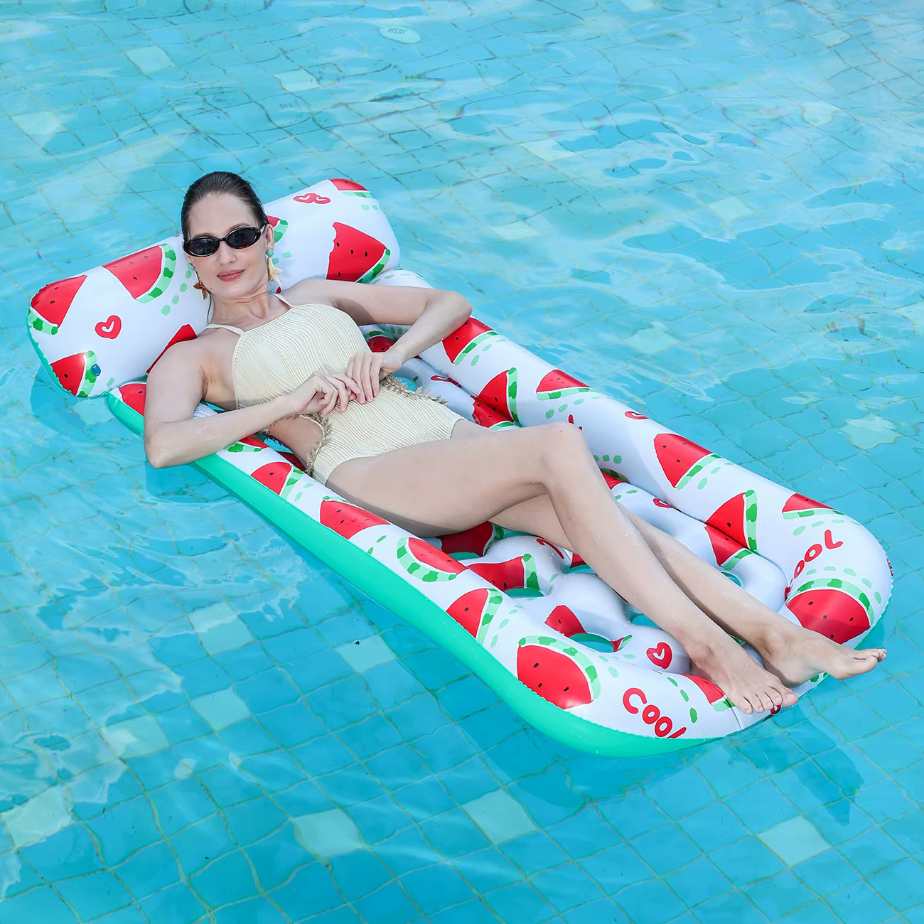 1 chaise longue de piscine et flotteurs gonflables, idéaux pour flotter dans les piscines et pour les fêtes estivales à la plage et en plein air.