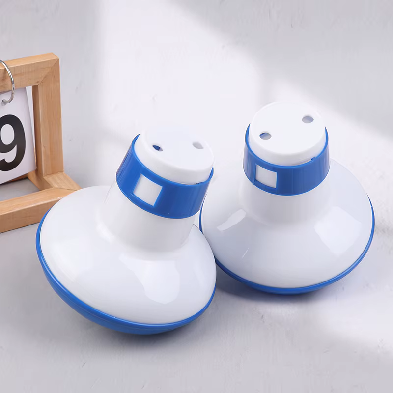Outil de nettoyage flottant pour piscine extérieure