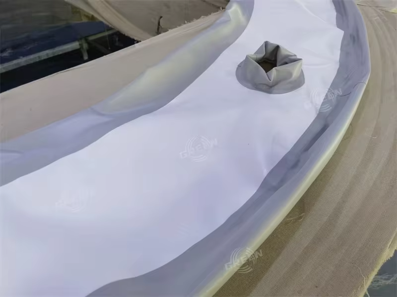 Matelas flottant vert, chaise de piscine bronzante et table