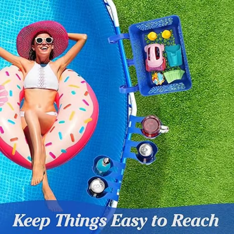 Panier de rangement au bord de la piscine avec porte-gobelets pour boissons