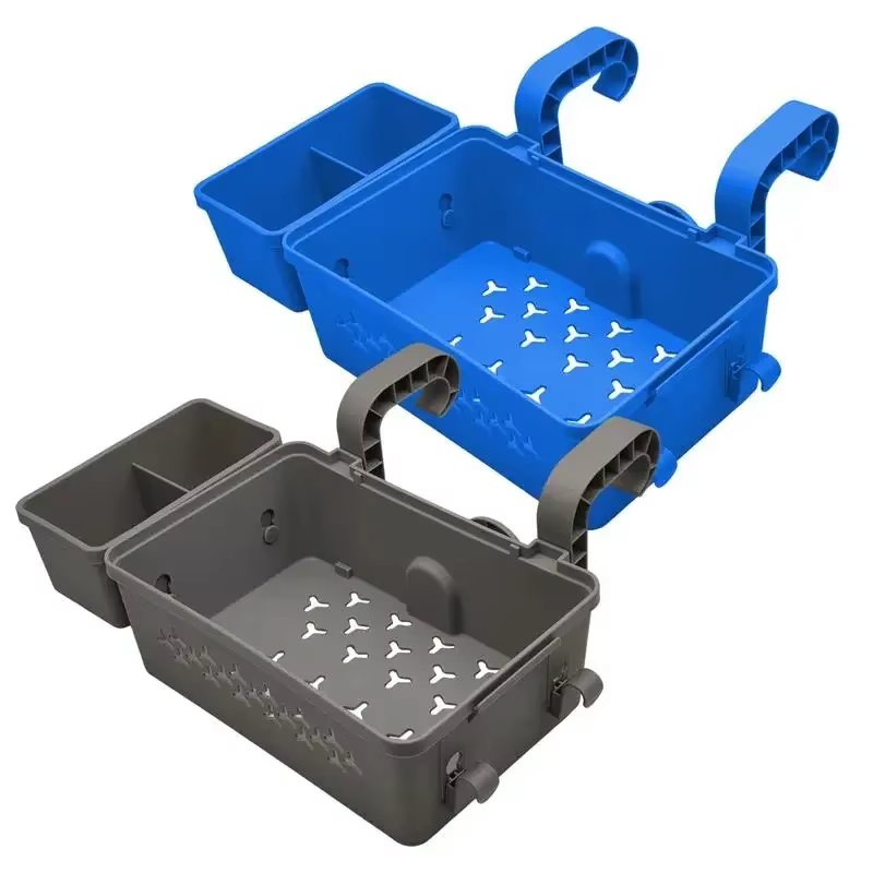Paniers de rangement au bord de la piscine avec porte-gobelets