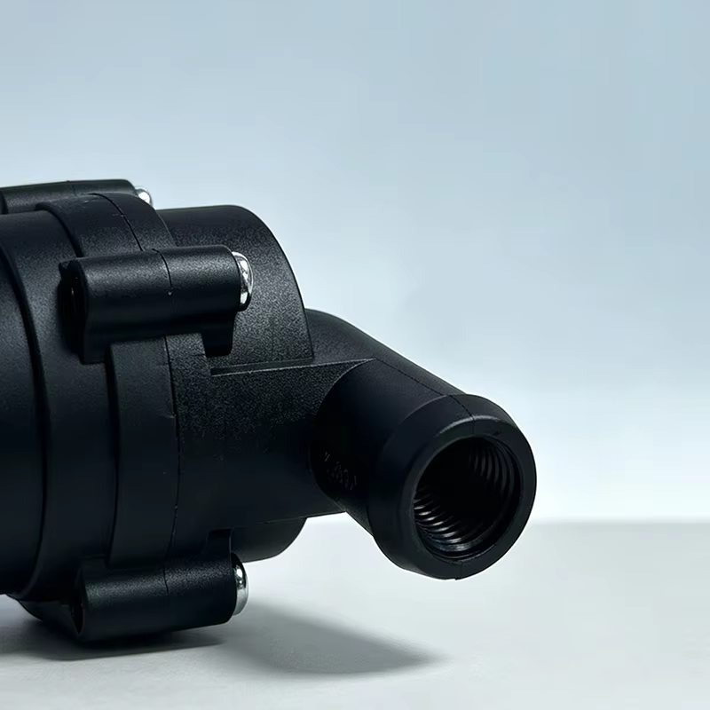 La nouvelle pompe à eau de voiture 12V 18W renforce automatiquement le chauffage de la climatisation et accélère la circulation de l'eau.