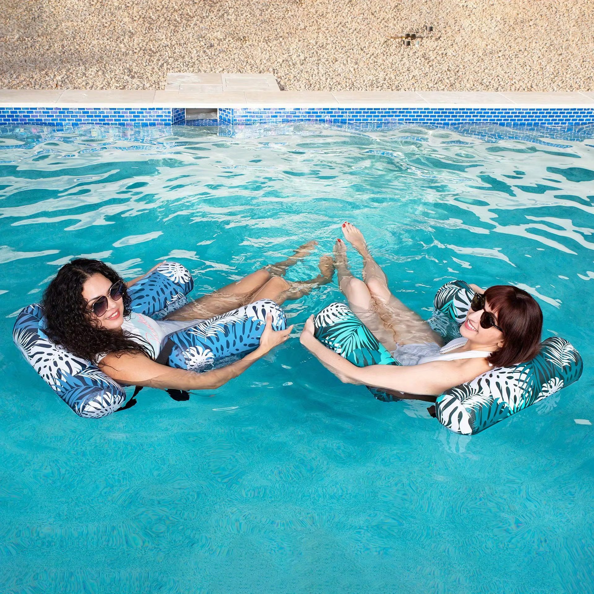 Chaise longue de piscine gonflable