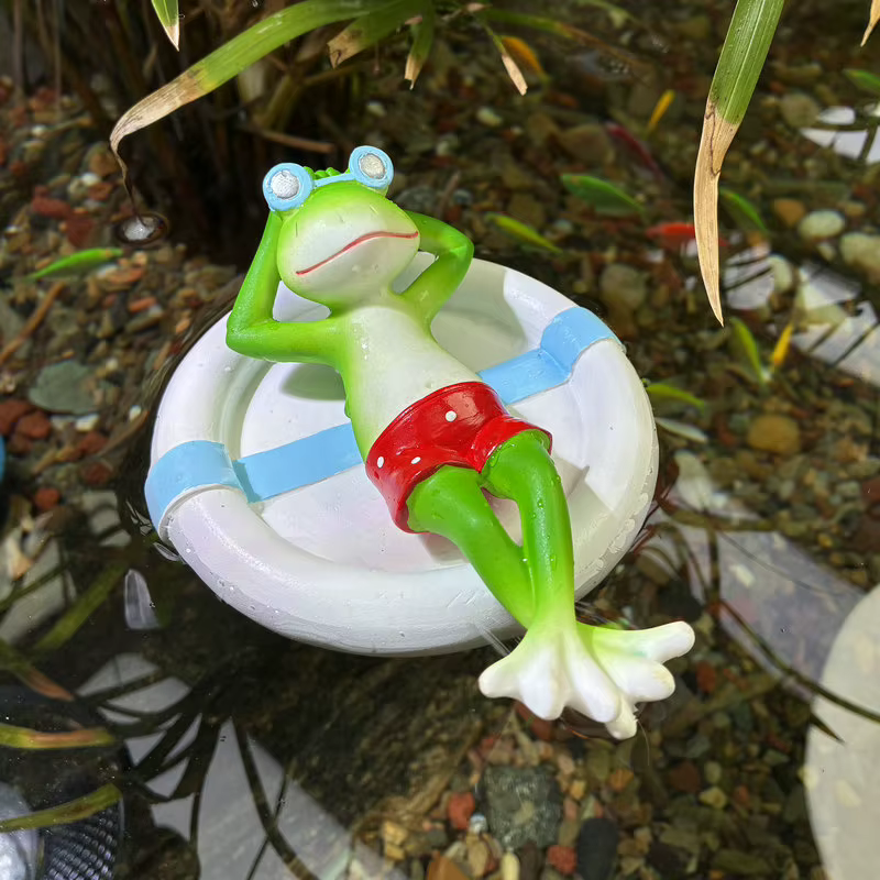 Statue de grenouille flottante à l'eau