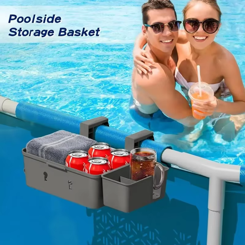 Paniers de rangement au bord de la piscine avec porte-gobelets