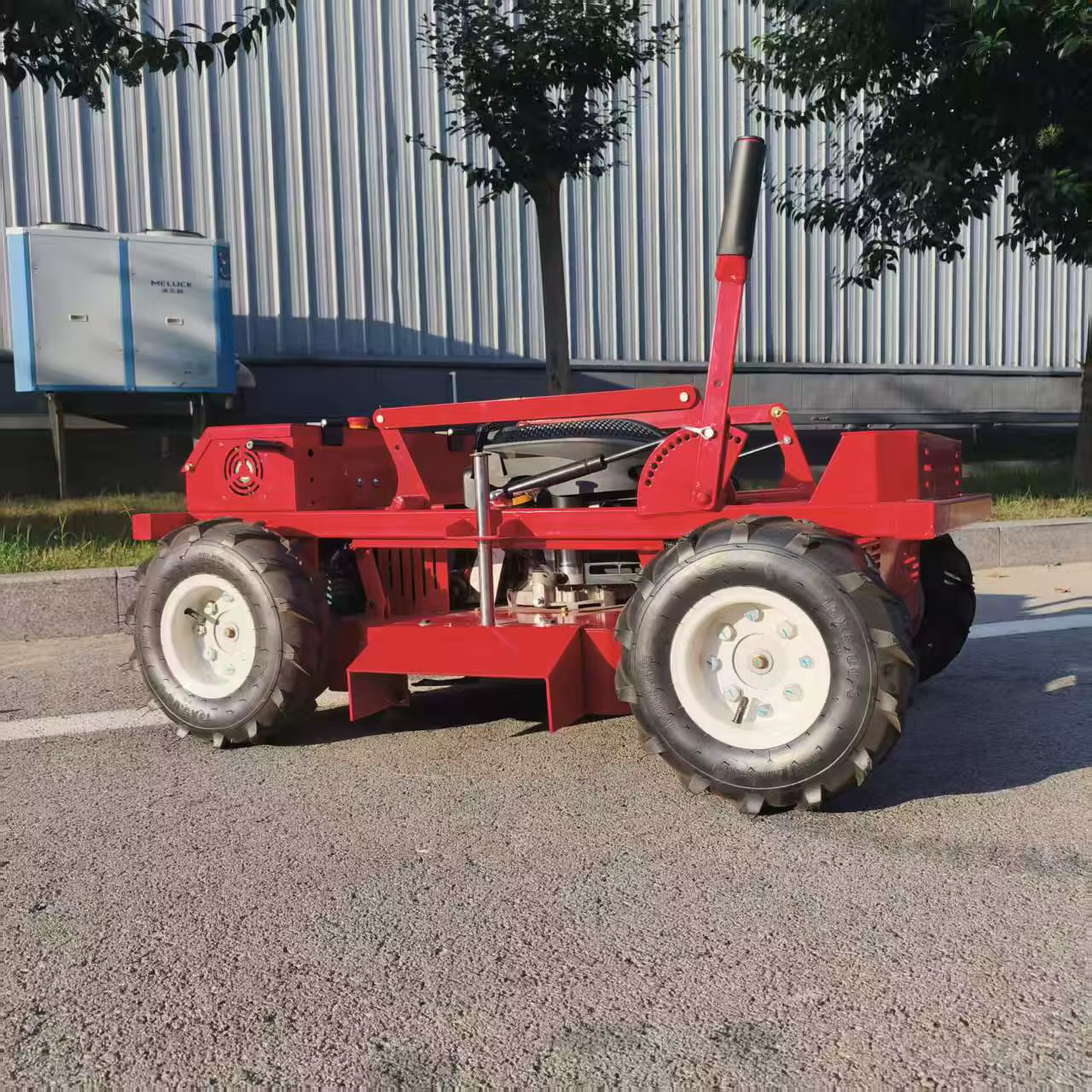 Robot tondeuse à gazon efficace sans fil, anti-accroc, CE/EU5/EPA 1500 ㎡ /h 600MM 5KM/H 45 ° Personnalisation possible, réglage de la hauteur